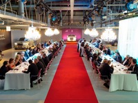 英ロールスロイス、製造ラインで豪華ディナーを開催 画像