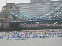 スズキ、英国女王即位60周年祝典で55台のボートに船外機供給  画像