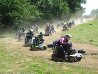 芝刈り機による12時間耐久レース開催 画像