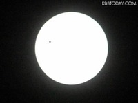 金星、太陽面を通過 画像