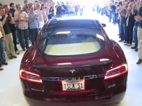 テスラの新型EV、モデルS …量産第1号車を引き渡し［動画］  画像