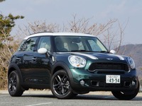 スノボチャンピオンに MINIクロスオーバー を贈呈  画像