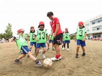 ボッシュ、岡崎選手を招いてサッカー教室を被災地で開催 画像