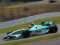 Jリーグ会場でフォーミュラマシンがデモ走行 画像