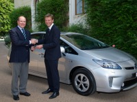 トヨタ プリウスPHV、欧州第1号車をモナコ大公に納車 画像