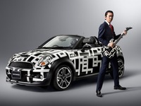 MINI、布袋寅泰のコラボモデルを特別展示 画像