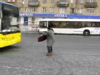 これがロシア流?!  路線バスを止める方法[動画] 画像