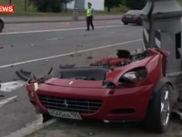 フェラーリ、事故で真っ二つに…ロシア［動画］ 画像
