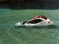 フィアット 500の米CM、海へ飛び込んだ先には…［動画］ 画像