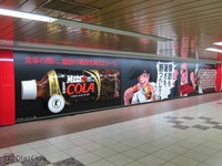 地下通路に4mのコーラボトル 画像