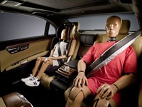 メルセデスベンツ、エアバッグ内蔵 後席シートベルトを実用化…次期Sクラスに採用か 画像