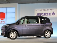 【トヨタ ポルテ 新型発表】左右非対称ボディ、開発の苦悩と進化 画像