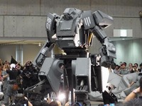 【ワンフェス12】搭乗可能な4mのロボット、クラタス披露 画像