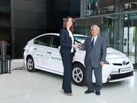 トヨタ プリウス PHV、英国第1号車…豊田章一郎名誉会長から納車 画像