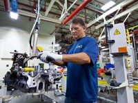 GM、米工場に追加投資…環境エンジン増産へ 画像