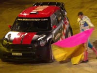 MINI ジョンクーパーワークス WRC、闘牛と対決?!［動画］ 画像