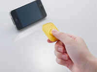 ストラップ型のiPhone 4S専用カメラリモコン…Bluetooth対応 画像