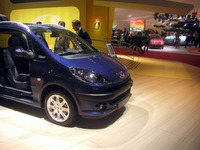 【パリモーターショー04】プジョー 1007とルノー モデュス…どちらが人気? 画像