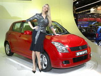 【パリモーターショー04】スズキブースにアドリアナ登場 画像