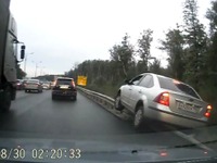 渋滞中の路肩走行、無情な結末…ロシア［動画］ 画像