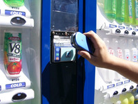 【神尾寿のアンプラグドWeek】auもFeliCa採用、進むケータイの「おサイフ」化 画像