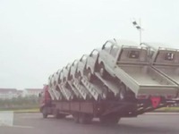 過積載すぎる車両運搬車、1度に18台を輸送…中国［動画］ 画像