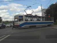 ランナーを襲った悲劇…後方から路面電車［動画］ 画像