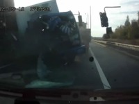 大破した大型トラック、運転手が無傷で生還の奇跡…ロシア［動画］ 画像