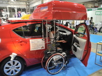 【福祉機器展12】様々な車種に取り付け可能な車椅子収納装置…新型Auto Box 画像