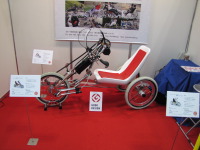 【福祉機器展12】手でこぐ三輪自転車は完全オーダーメード製 画像