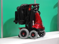 【福祉機器展12】業界初の折りたためる電動車いす…ウエルファン 画像