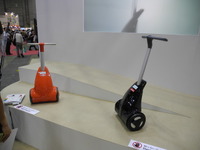 【福祉機器展12】ムラタセイコちゃんの技術を活用した歩行補助具…幸和製作所 画像