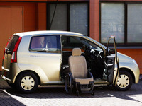 【東京モーターショー04】ダイハツ ミラ「セルフマチック」…車いすが運転席 画像