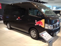 【F1 日本GP】日産、NV350キャラバンをレッドブルに供与…クリスチャン・ホーナーもご満悦 画像