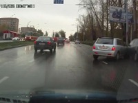 初心者ドライバーの事故、中央車線から大胆右折…ロシア［動画］ 画像