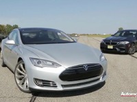 テスラの新型EV、モデルS…BMW M5 と加速競争［動画］ 画像