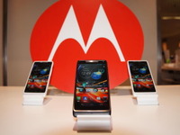ソフトバンク、強度は鋼鉄の5倍！Motorolaスマホ「RAZR M 201M」 画像