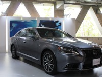 【レクサス LS 改良新型】フロントにもリアにもスピンドル 画像
