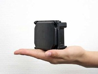 富士通テン、車載用小型77GHz 3次元電子スキャンミリ波レーダを開発 画像