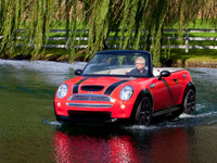 水上を走る MINI コンバーチブル、米国に出現 画像