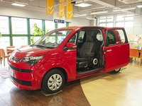 【福祉車両レポート】“プチバン”のポルテ/スペイドは、低床・大開口のスライドドアで移乗も簡単…まるも亜希子 画像