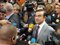 【パリモーターショー12】ゴーン社長、多数の従業員を引き連れ登場［動画］ 画像