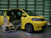 【東京モーターショー04】ポルテ、両側スライドドアは車いす向け… 画像