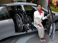 【東京モーターショー04】三菱自動車、車いすを電動収納できるランサー 画像