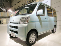 【東京モーターショー04】ハイゼットハイブリッド、200万円切りたい 画像