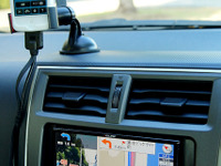 【イクリプス 2012秋モデル】スマホ連携＆充実機能が売りのFシリーズ、市販初の首振り機構付き9型VGA後席用モニター［写真蔵］ 画像