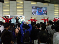 【東京モーターショー04】女性スタッフ全員参加…ダイハツフィナーレ 画像