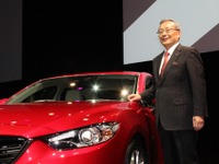 【新聞ウォッチ】新型アテンザ、真っ赤なボディカラーでダイナミックな美しさ表現 画像
