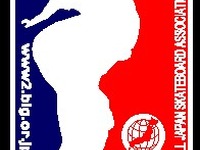 人通りの多い駅前でのスケートボードは道交法違反になるぞ 画像