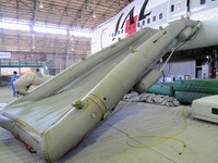 JALの客室乗務員の緊急脱出訓練…繰り返しが力を発揮 画像